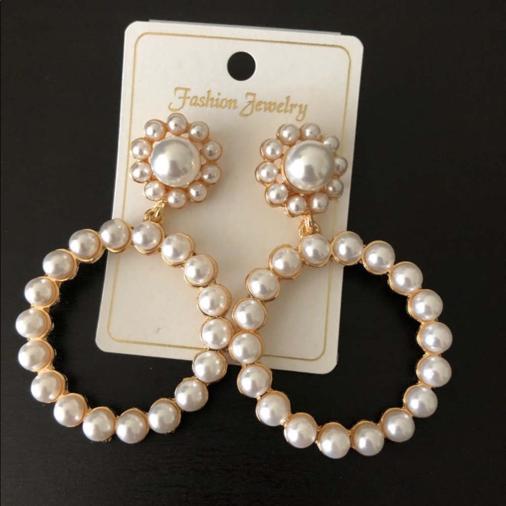 Golden oval earrings pearly